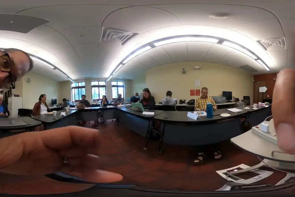 A split equirectangular image of a classroom.